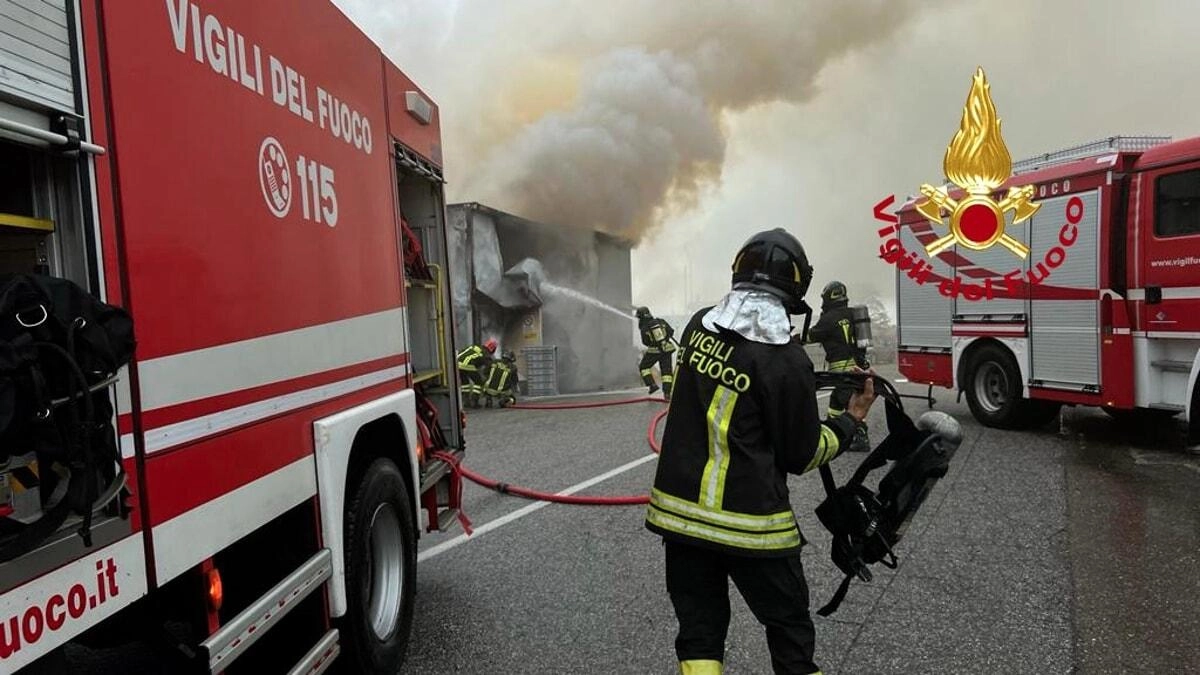 Prende fuoco un carrello. Nessun ferito