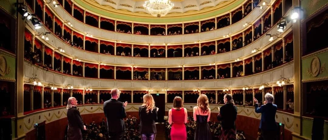 Al Teatro Petrarca un fantastico show di magia e illusionismo. L'incasso a favore di Casa Thevenin