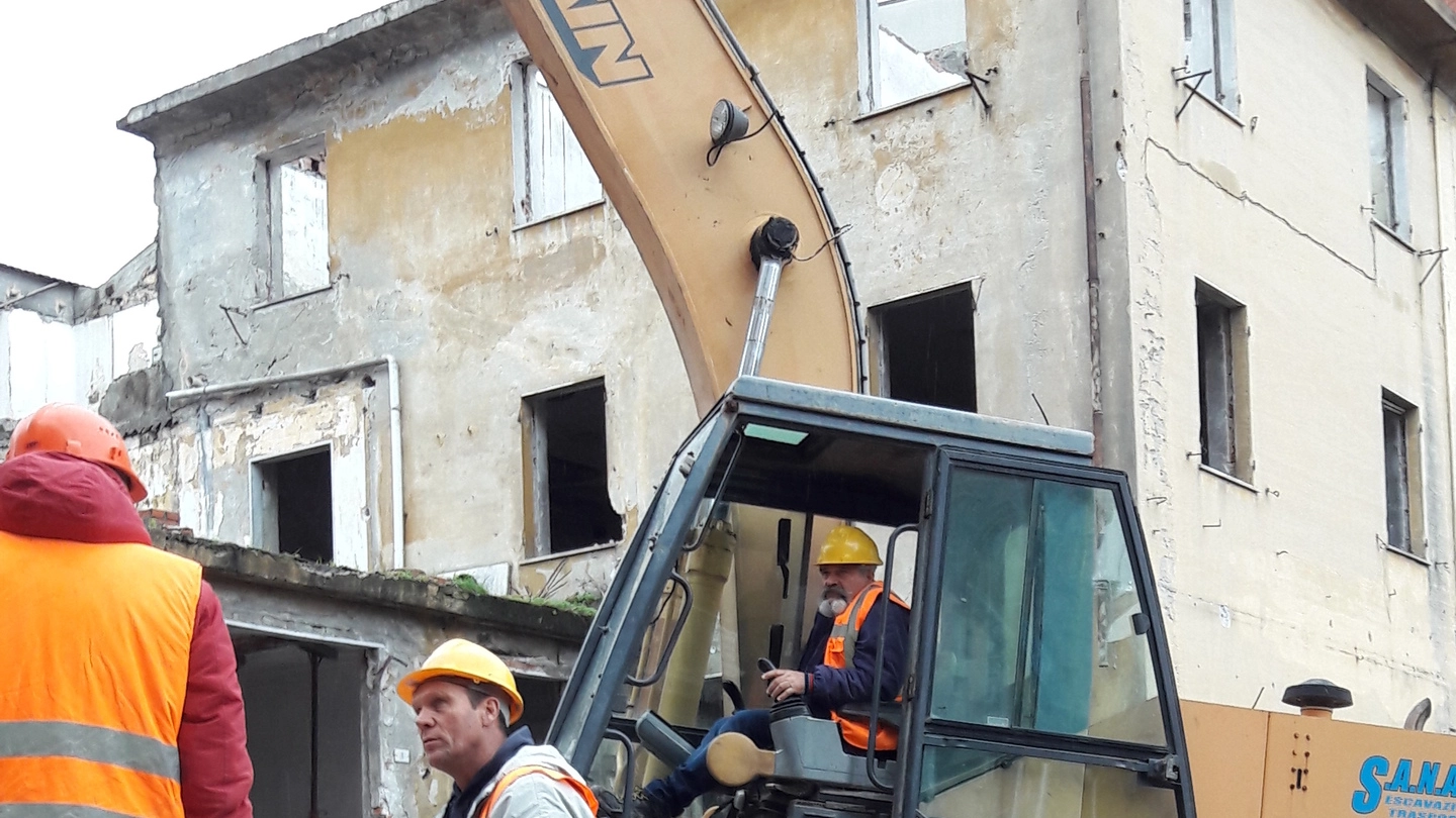 La demolizione dello storico Laurina in piazza Martiri