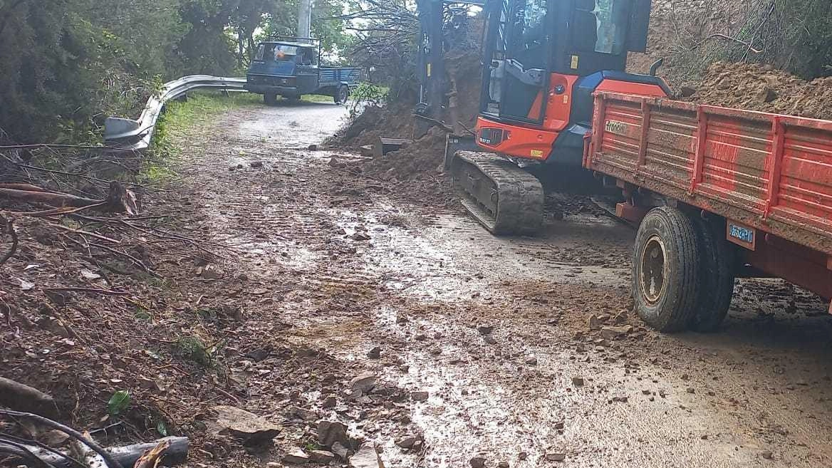 Un’altra frana sulla collina di Fibbialla. Materiale rimosso, strada percorribile Un’altra frana sulla collina di Fibbialla. Materiale rimosso, strada percorribile