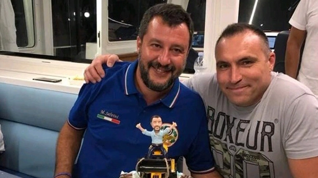 Matteo Salvini abbracciato dal pasticcere  Maurizio Montebello