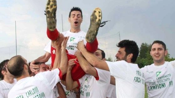 Marco Giacomelli portato in trionfo dai suoi compagni di squadra. Ormai è  una bandiera storica del Querceto