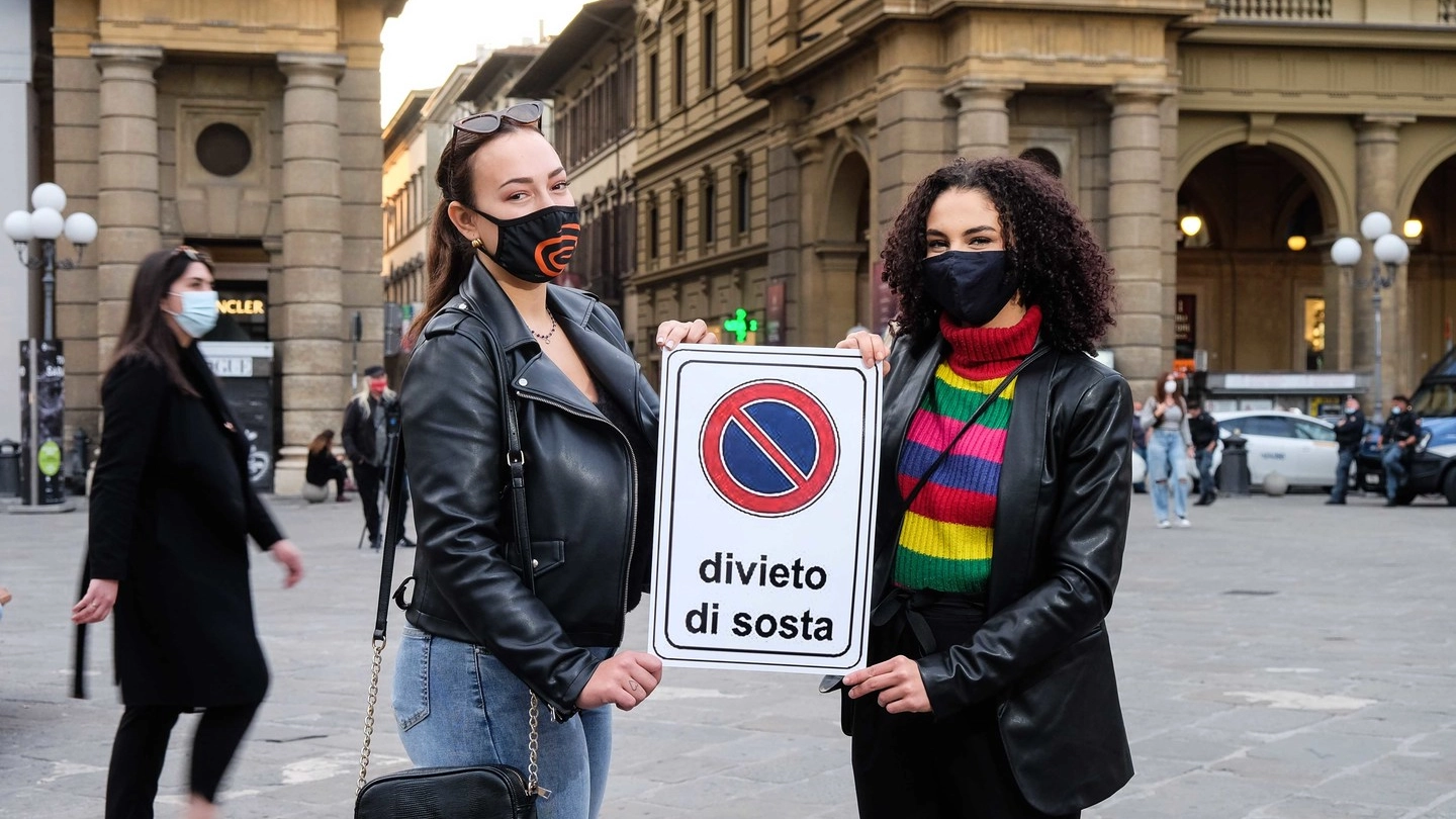 Scatta il "divieto di sosta" anti-assembramenti in piazza della Repubblica a Firenze