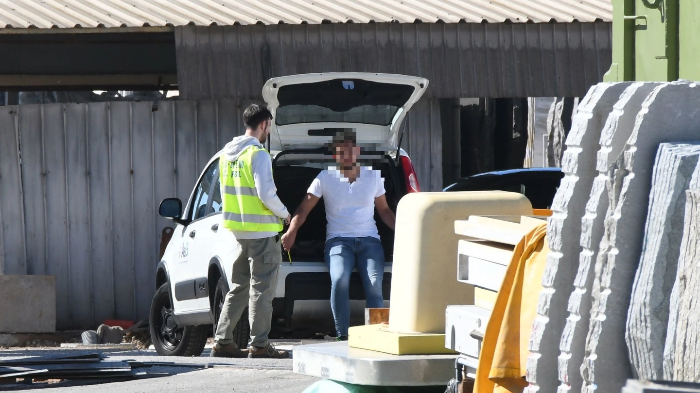 Il personale Asl con un collega degli operai feriti (foto Letizia Delia) Il personale Asl con un collega degli operai feriti (foto Letizia Delia)