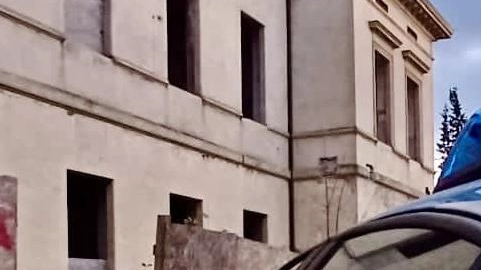 Olmo, molesta i clienti fuori dal supermercato Olmo, molesta i clienti fuori dal supermercato