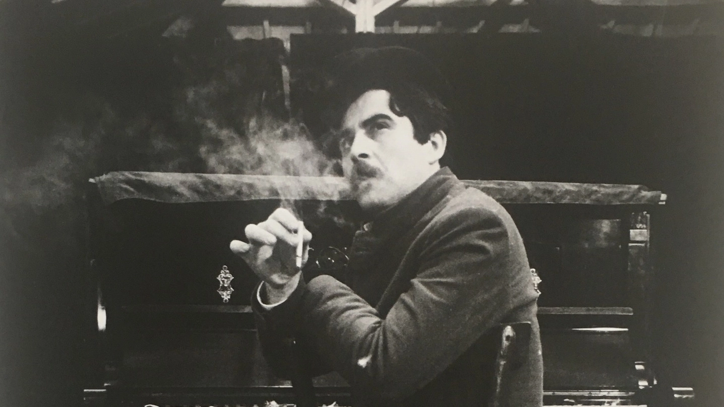 Giacomo Pardini nella foto di Buscarino, durante lo spettacolo «Un po’ per non morire»  regia di  Bacci, 1981