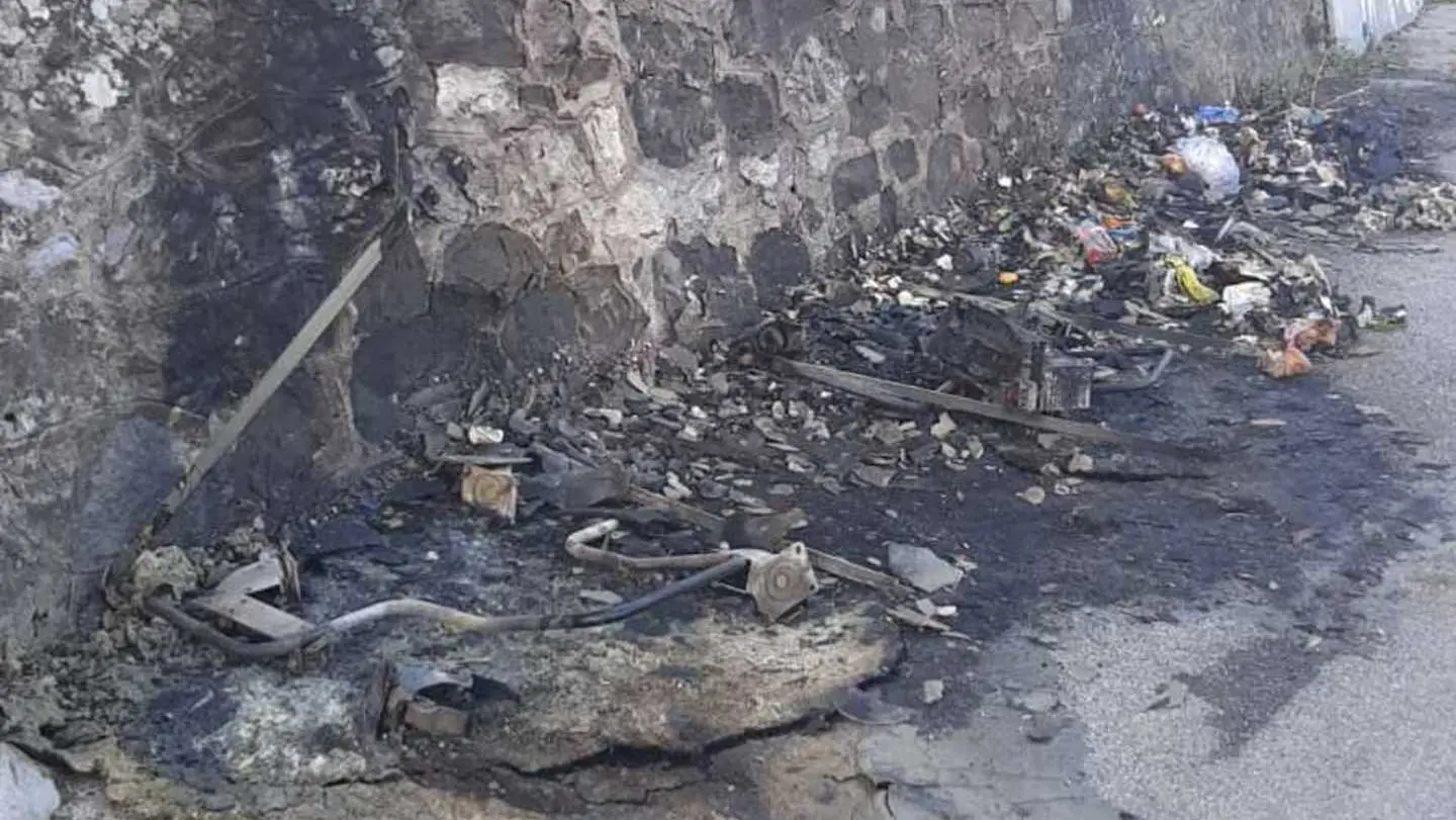L’ultimo incendio nel piccolo paese collinare: dove c’erano i cassonetti ora c’è solo una colata di plastica fusa L’ultimo incendio nel piccolo paese collinare: dove c’erano i cassonetti ora c’è solo una colata di plastica fusa