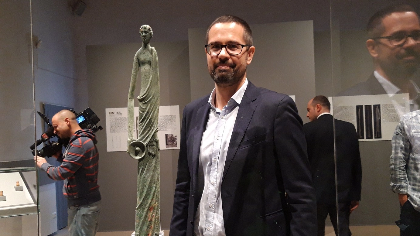L'archeologo Jacopo Tabolli con la statua