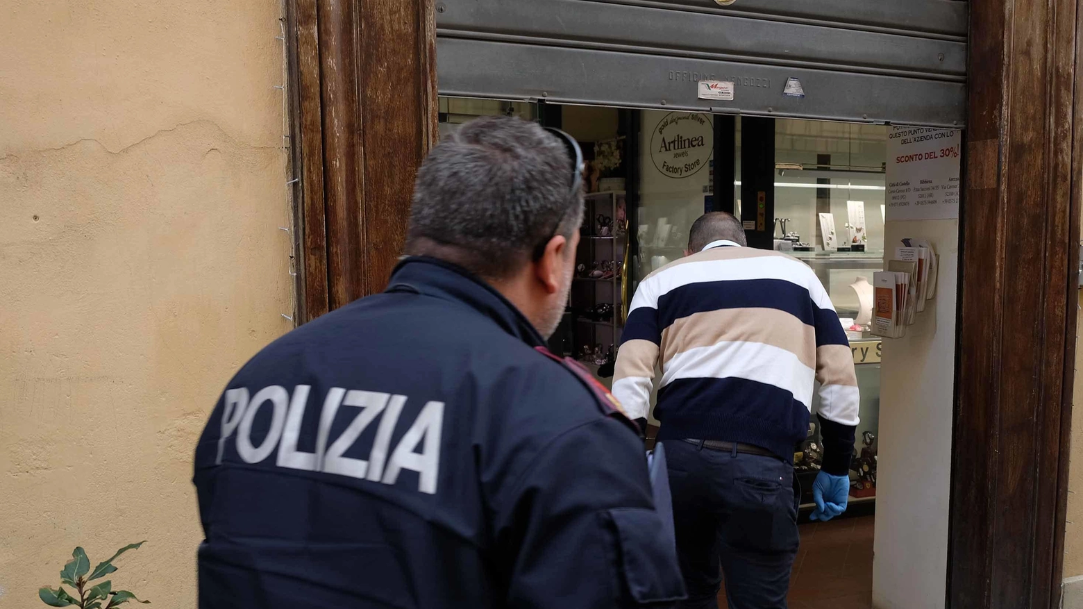 Ricarica 500 euro sulla Poste-Pay e scappa: arrestato il complice Ricarica 500 euro sulla Poste-Pay e scappa: arrestato il complice