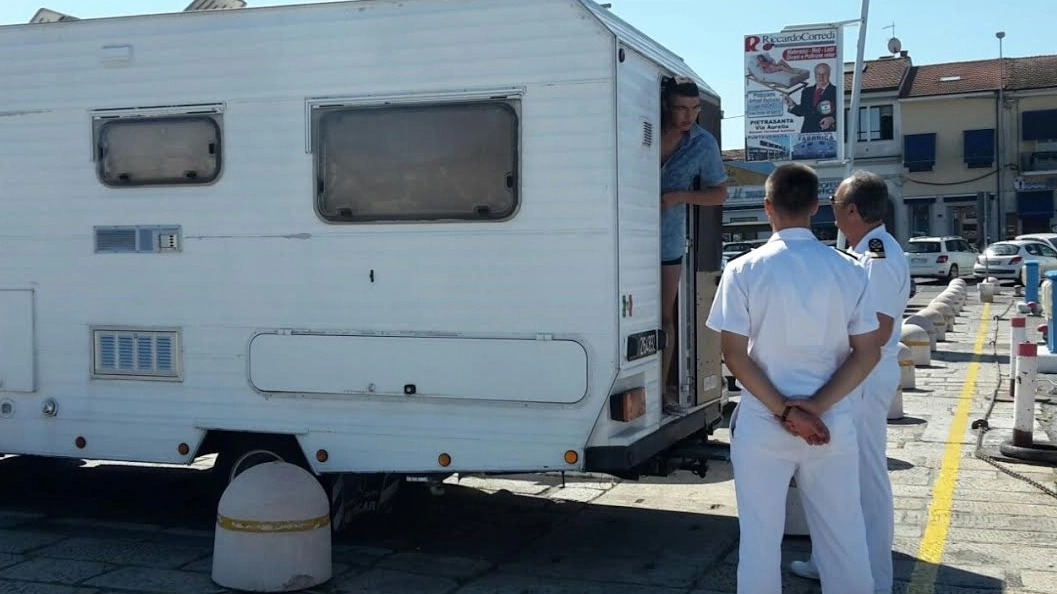 I marinai della Capitaneria impegnati nell’identificare le persone a bordo di un camper parcheggiato e affittato ai turisti