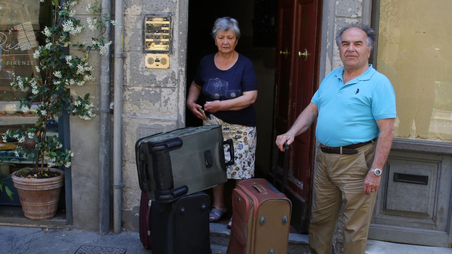 Giuseppe e Maria, gli unici inquilini rimasti nel palazzo tutto affittato ai turisti 
