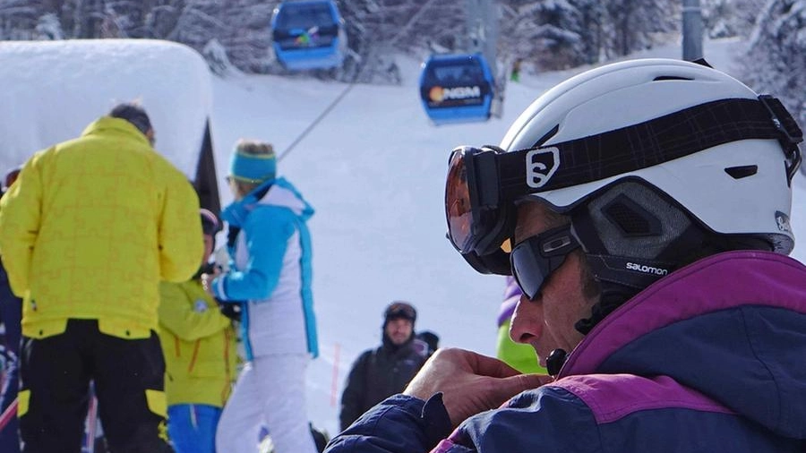 Il 44enne è stato trovato cadavere sulla pista di sci. Si indaga sulle cause