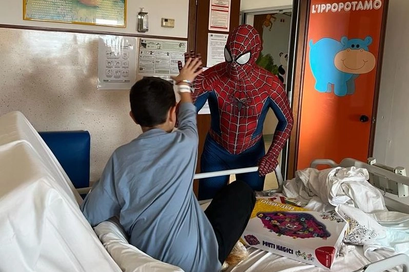 Un momento della visita di Spiderman in ospedale