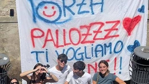 La battaglia di Matteo: amici con lo striscione fuori dall’ospedale La battaglia di Matteo: amici con lo striscione fuori dall’ospedale