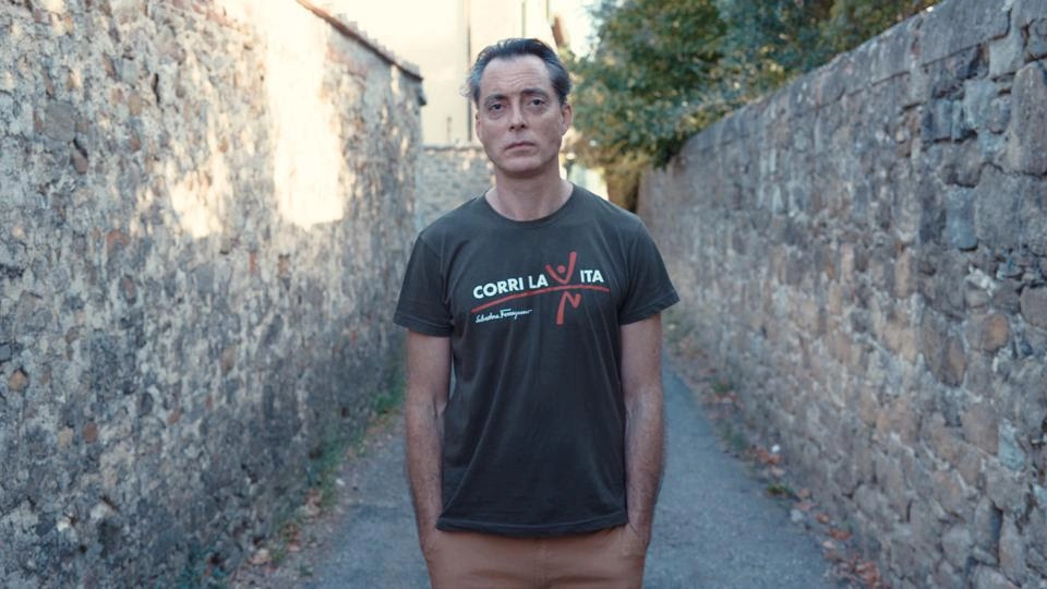 L'attore fiorentino Maurizio Lombardi con la t shirt di Corri la Vita 2020