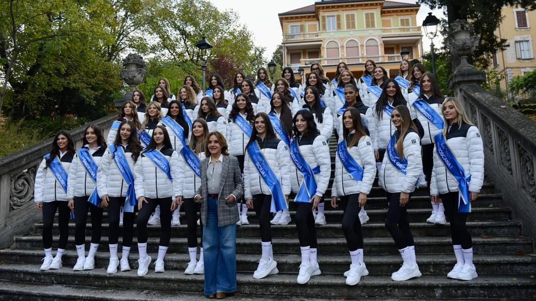 Il gruppone delle 40 finaliste con Patrizia Mirigliani