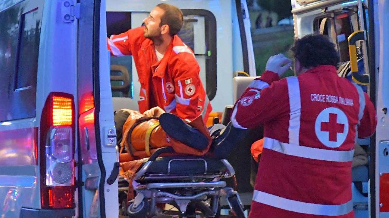 Impatto tra macchina e  bici. Soccorso 49enne: è grave