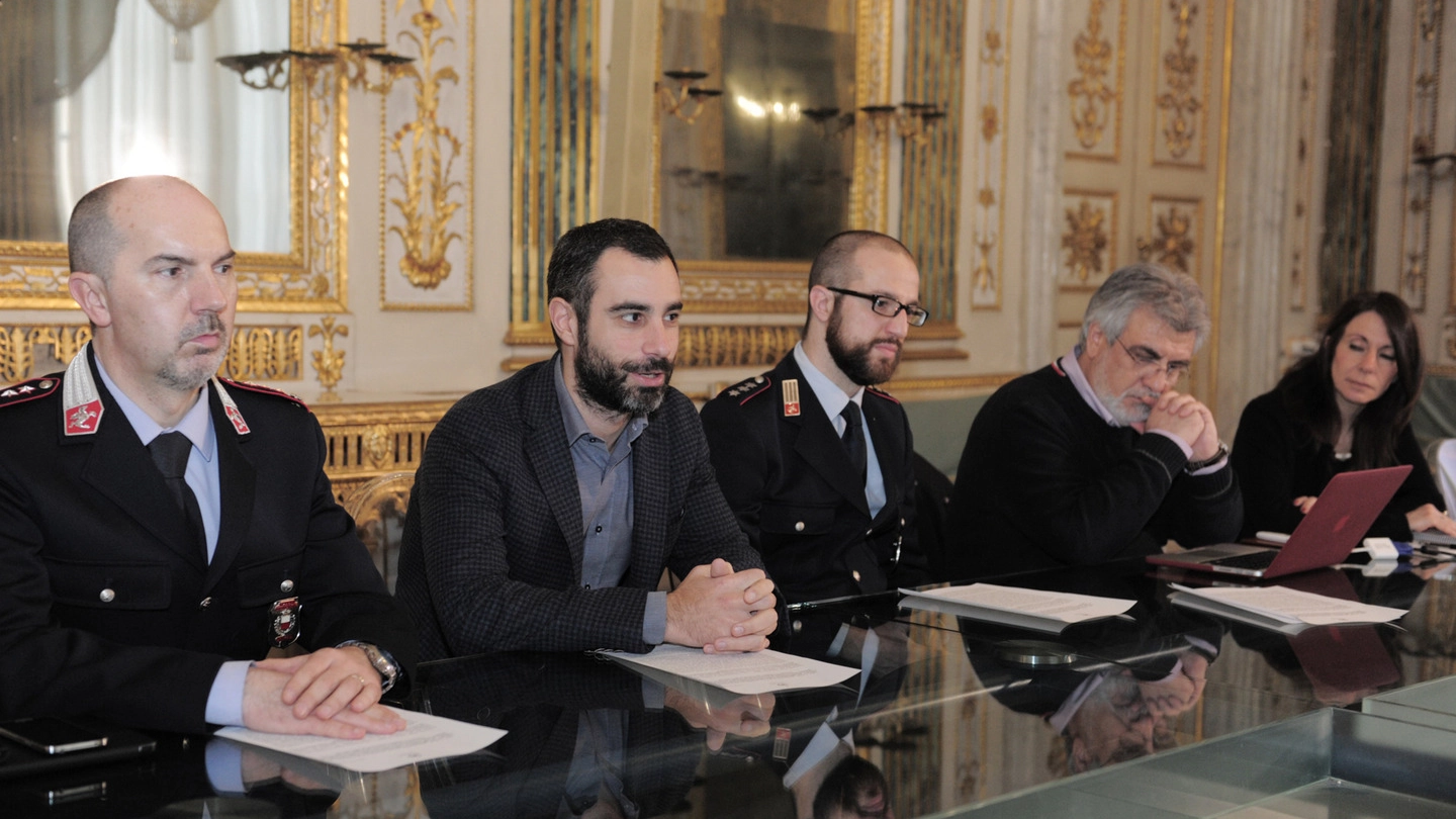 Da sinistra, il comandante della polizia municipale Maurizio Prina, l’assessore Francesco Raspini, l’ispettore Matteo Bartolini, Leonardo Campanale e Ilaria Rapetti (Simurg Ricerche)