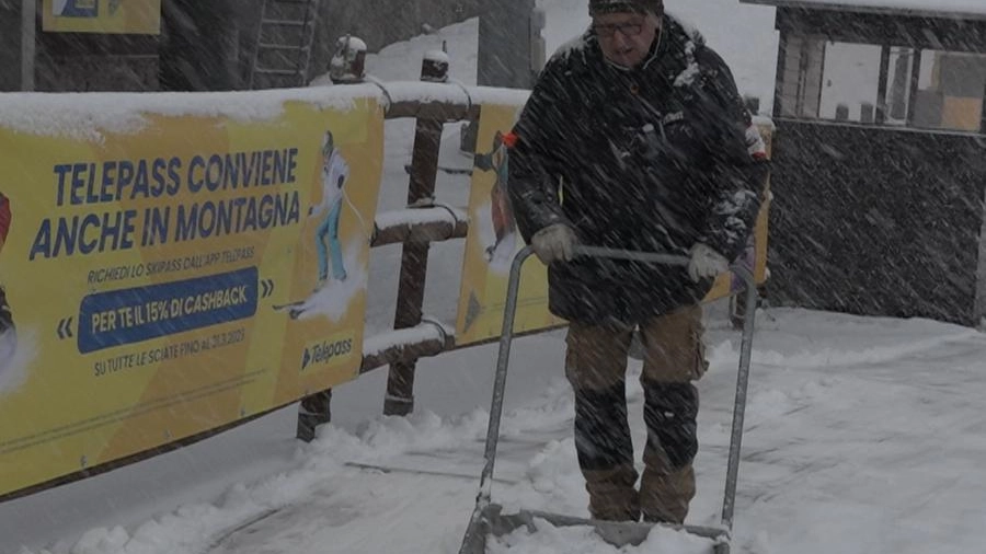 La prima vera nevicata all’Abetone, e gli impiantisti possono iniziare a lavorare
