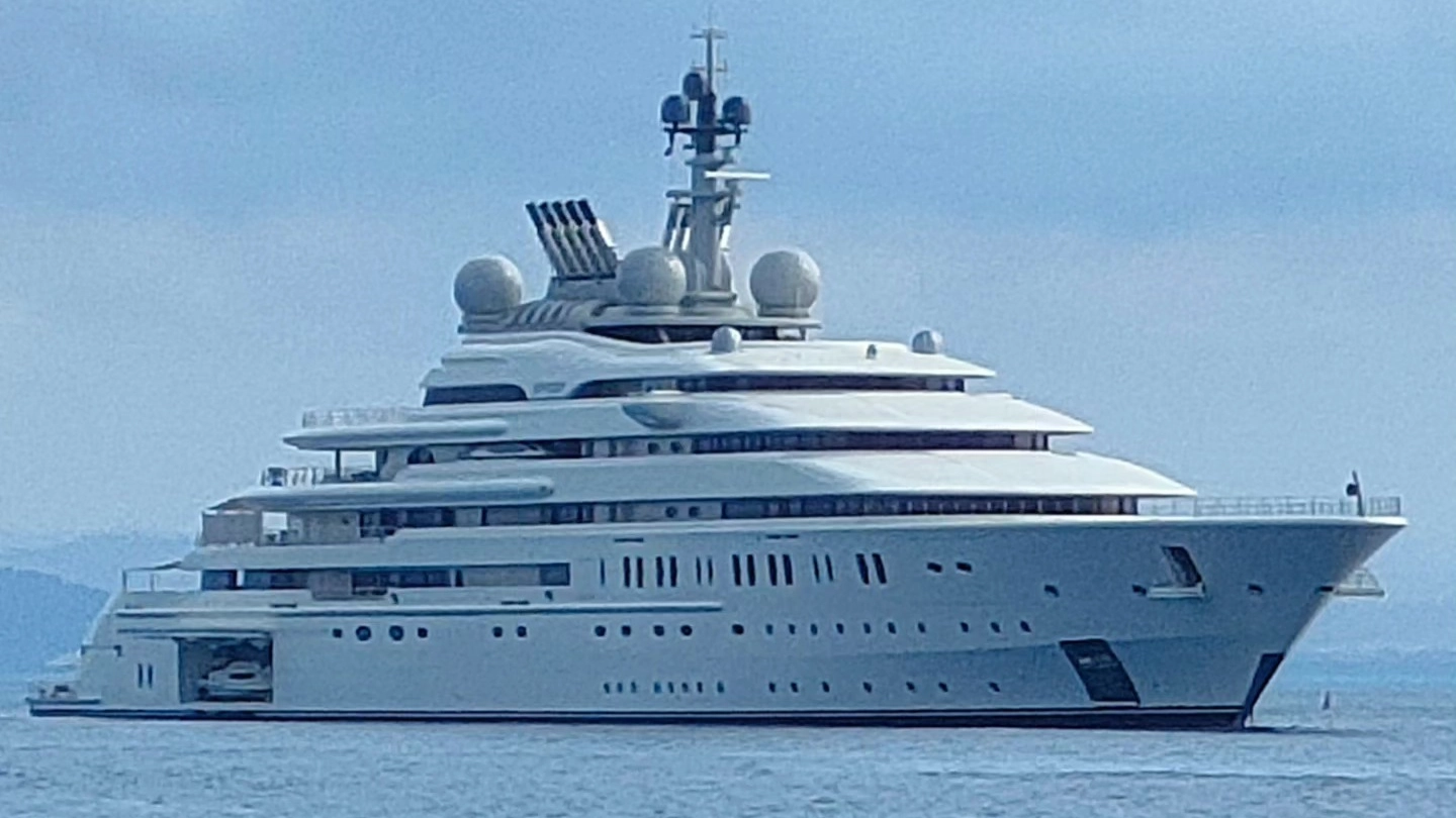 Il mega yacht avvistato all'Argentario