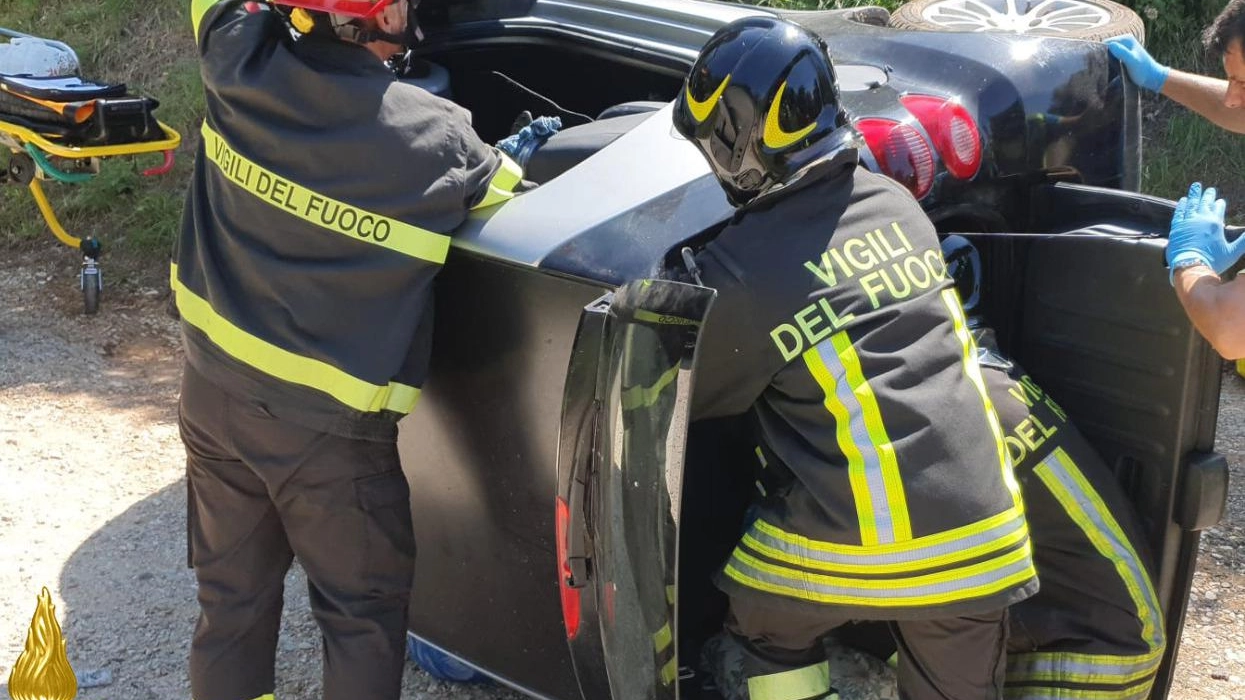 Si ribalta con l’auto, i vigili del fuoco la liberano col divaricatore Si ribalta con l’auto, i vigili del fuoco la liberano col divaricatore