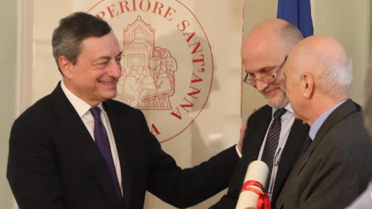 Il presidente della Bce Draghi e il rettore della Scuola Sant'Anna di Pisa, Perata (Ansa)