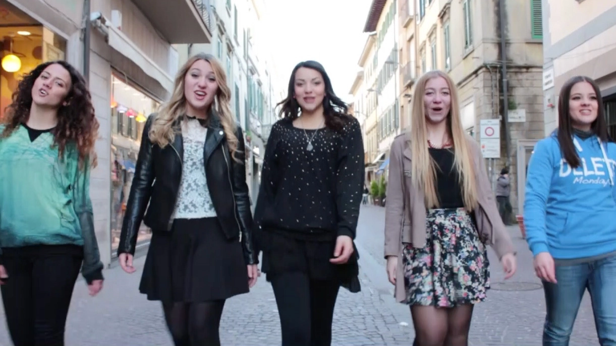 Le cinque ragazze nel video girato sul corso di Pontedera