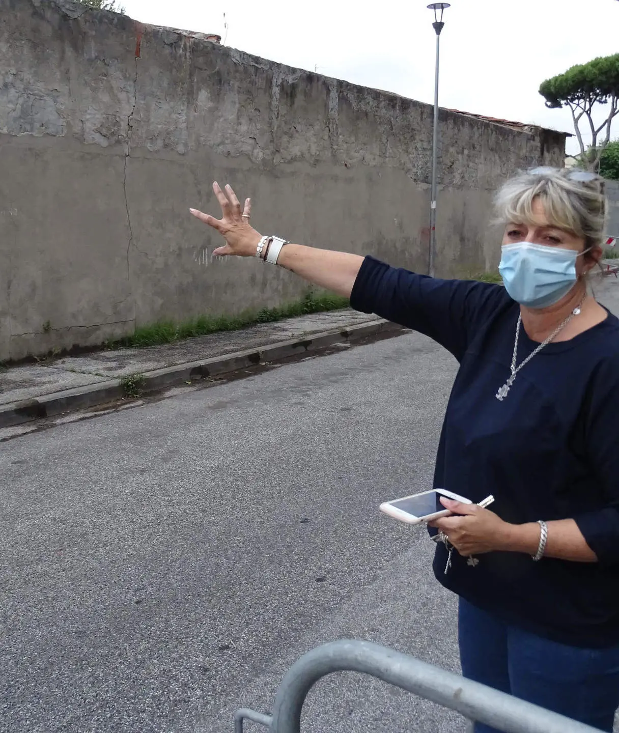 Muro pericolante, strada chiusa da 20 giorni