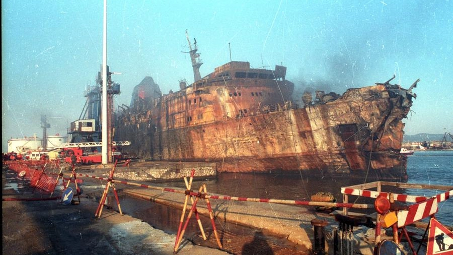 Il traghetto Moby Prince dopo il disastro