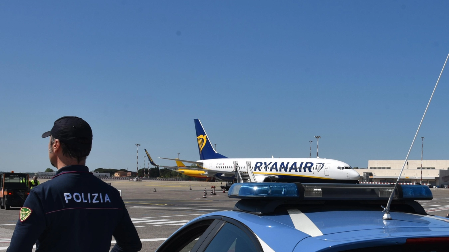 Documenti falsi in aeroporto Raffica di denunce al Galilei Anche due persone arrestate Documenti falsi in aeroporto Raffica di denunce al Galilei Anche due persone arrestate