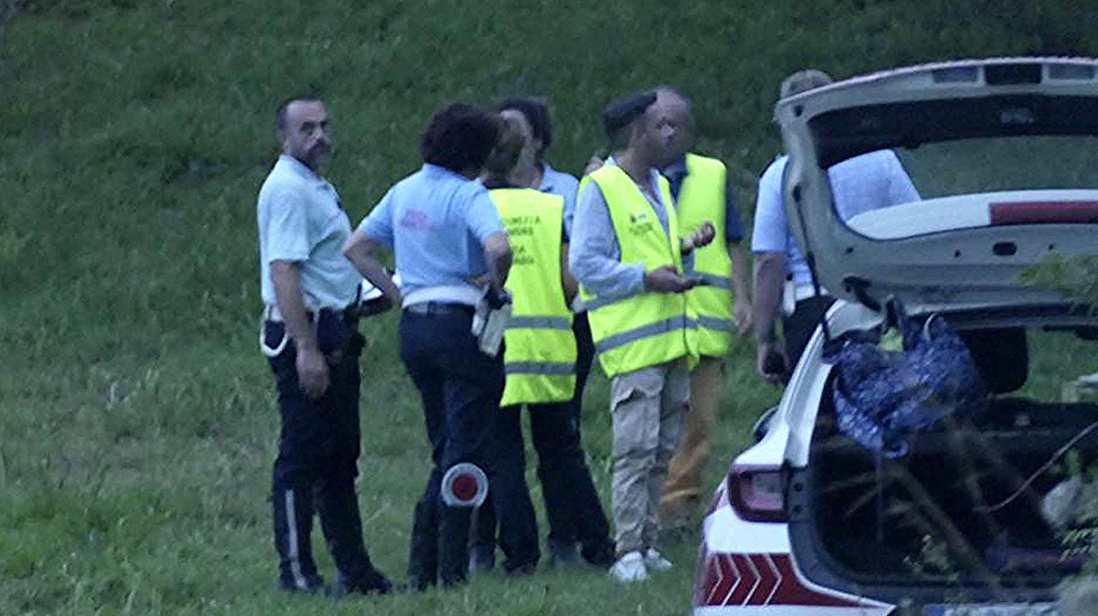 Vigili urbani e personale Asl sul luogo della tragedia (Foto Umicini)
