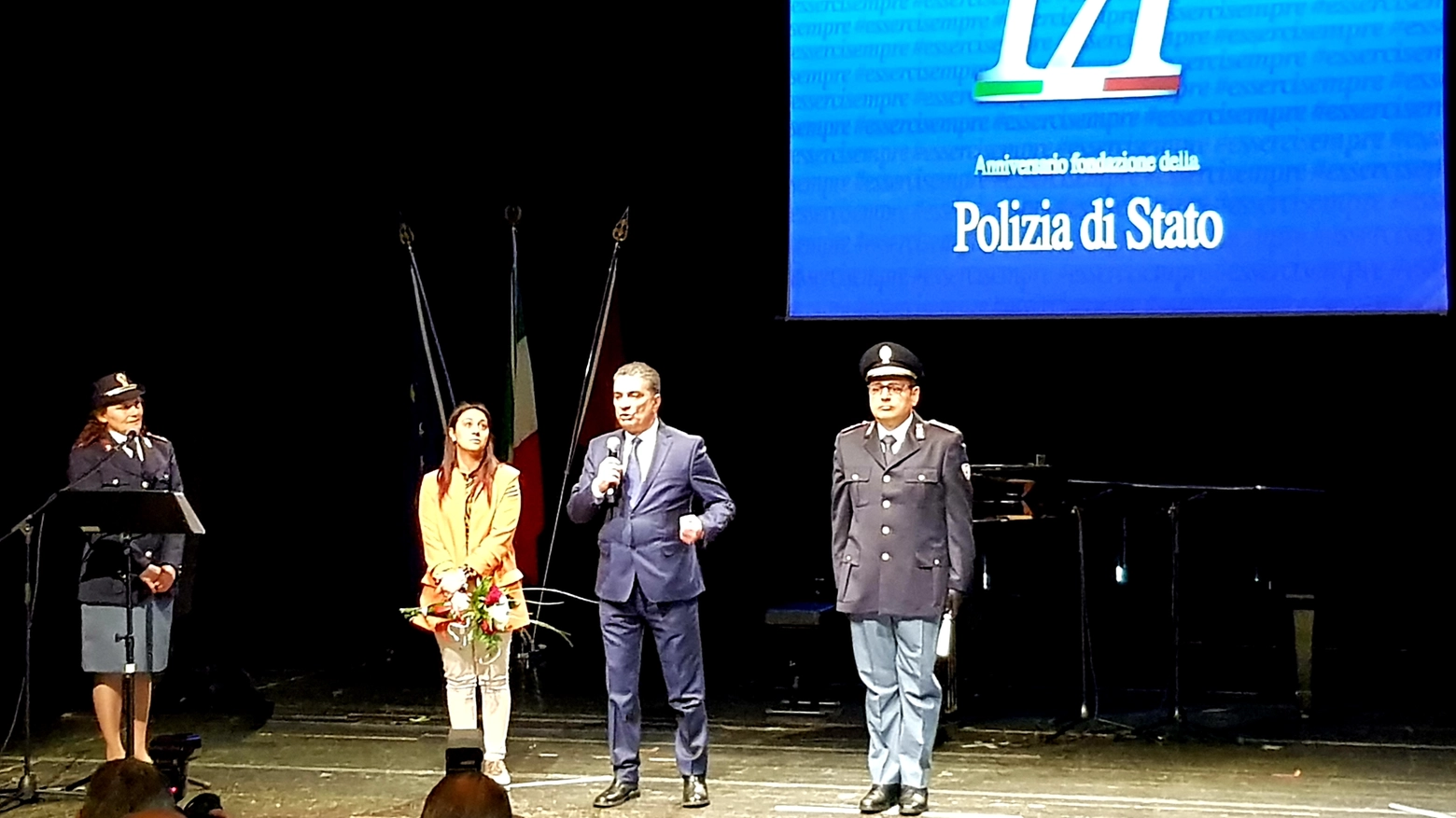 L'agente e la donna salvata insieme al questore Bruno Failla L'agente e la donna salvata insieme al questore Bruno Failla