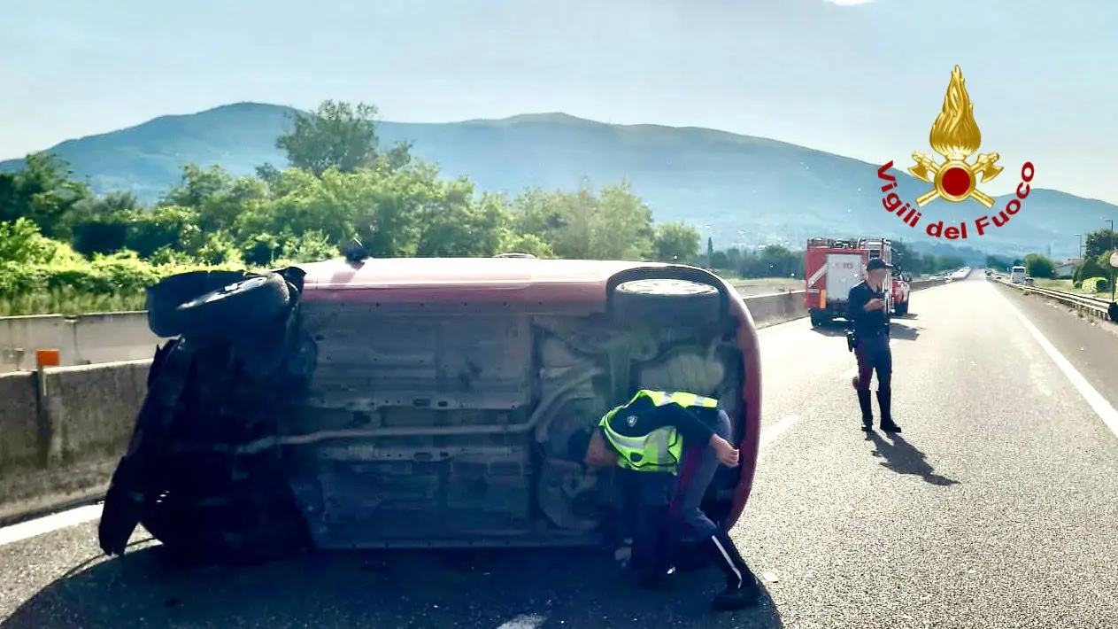 L'auto ribaltata L'auto ribaltata