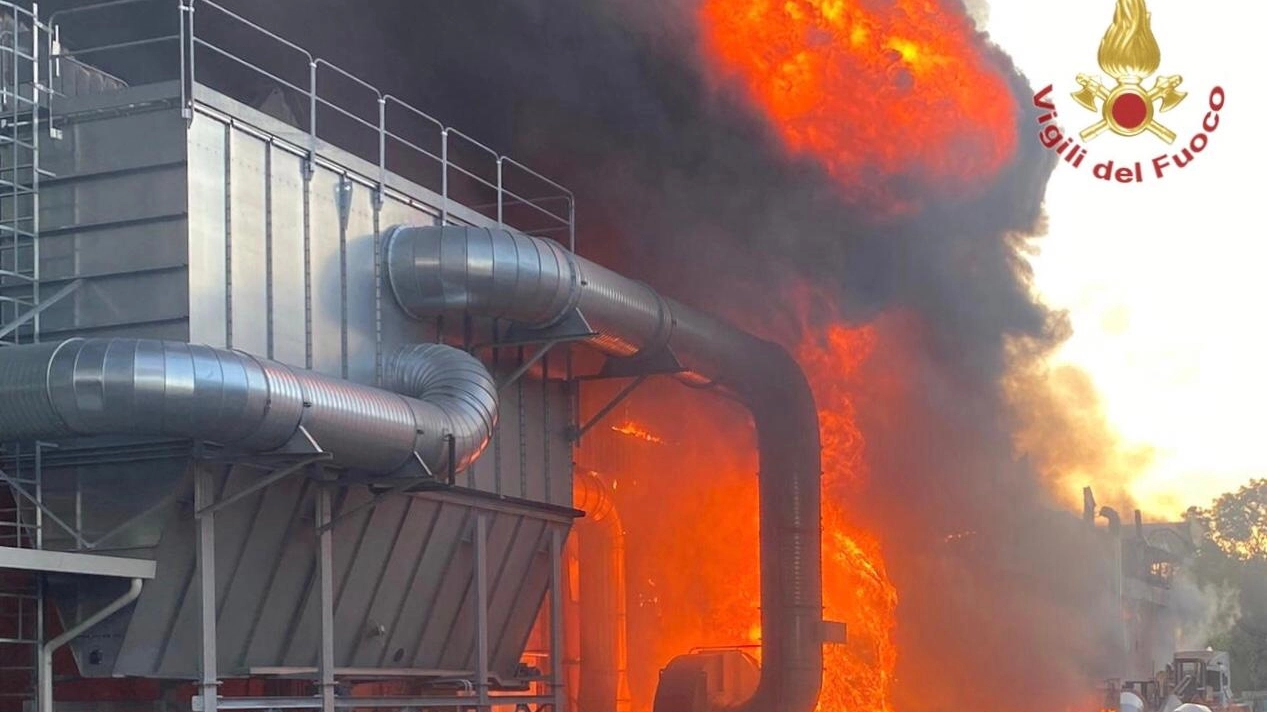 Incendio a Vicopisano in un'azienda di materie plastiche