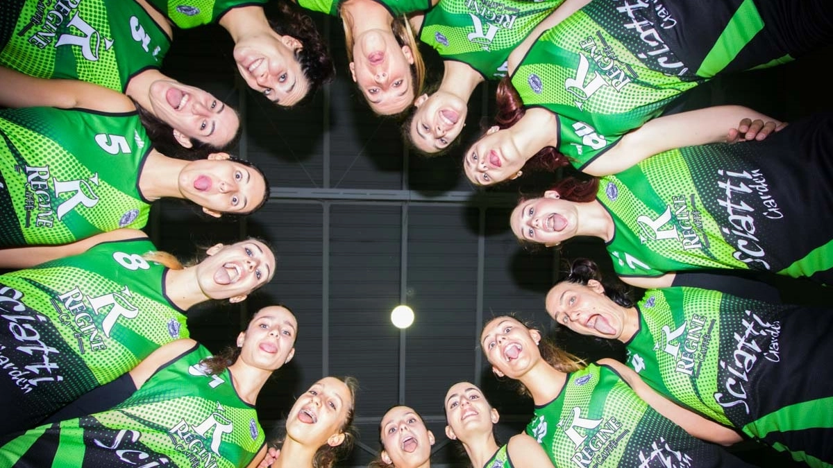 Una curiosa foto di squadra del Volley Aglianese