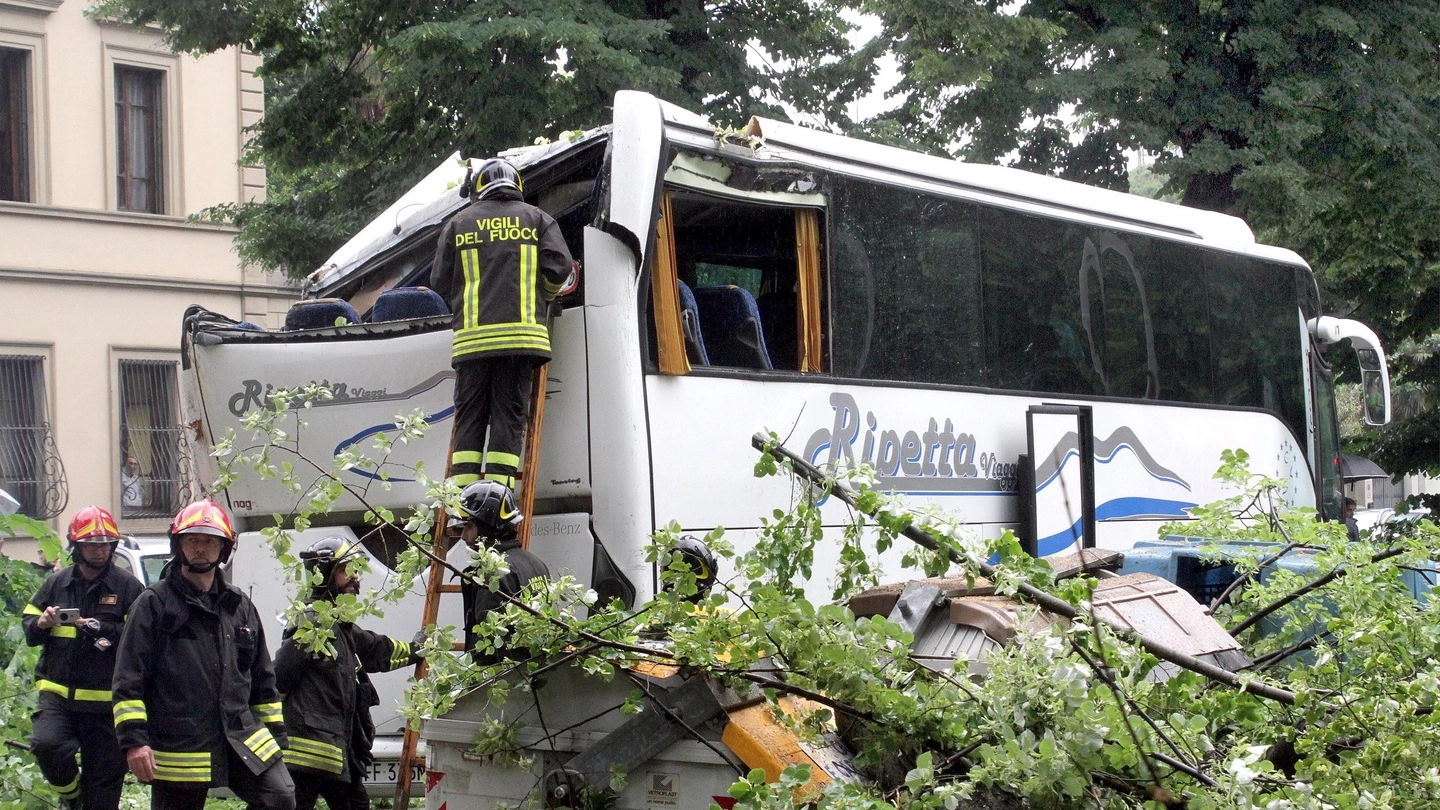 Il bus di turisti danneggiato (Foto Umberto Visintini / New Press Photo)