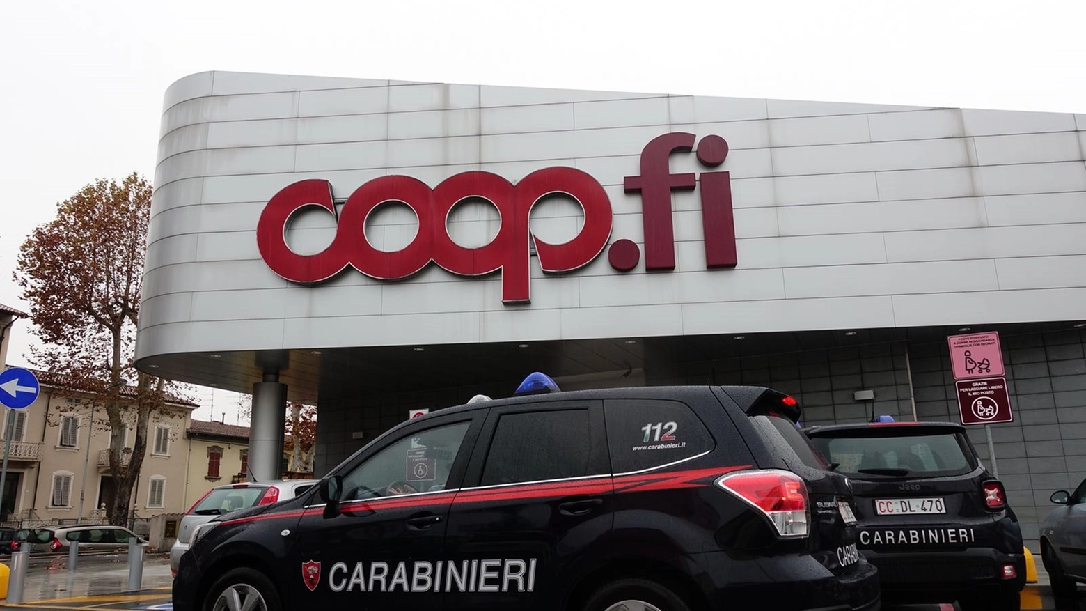 Carabinieri davanti alla Coop rapinata (Foto Castellani)