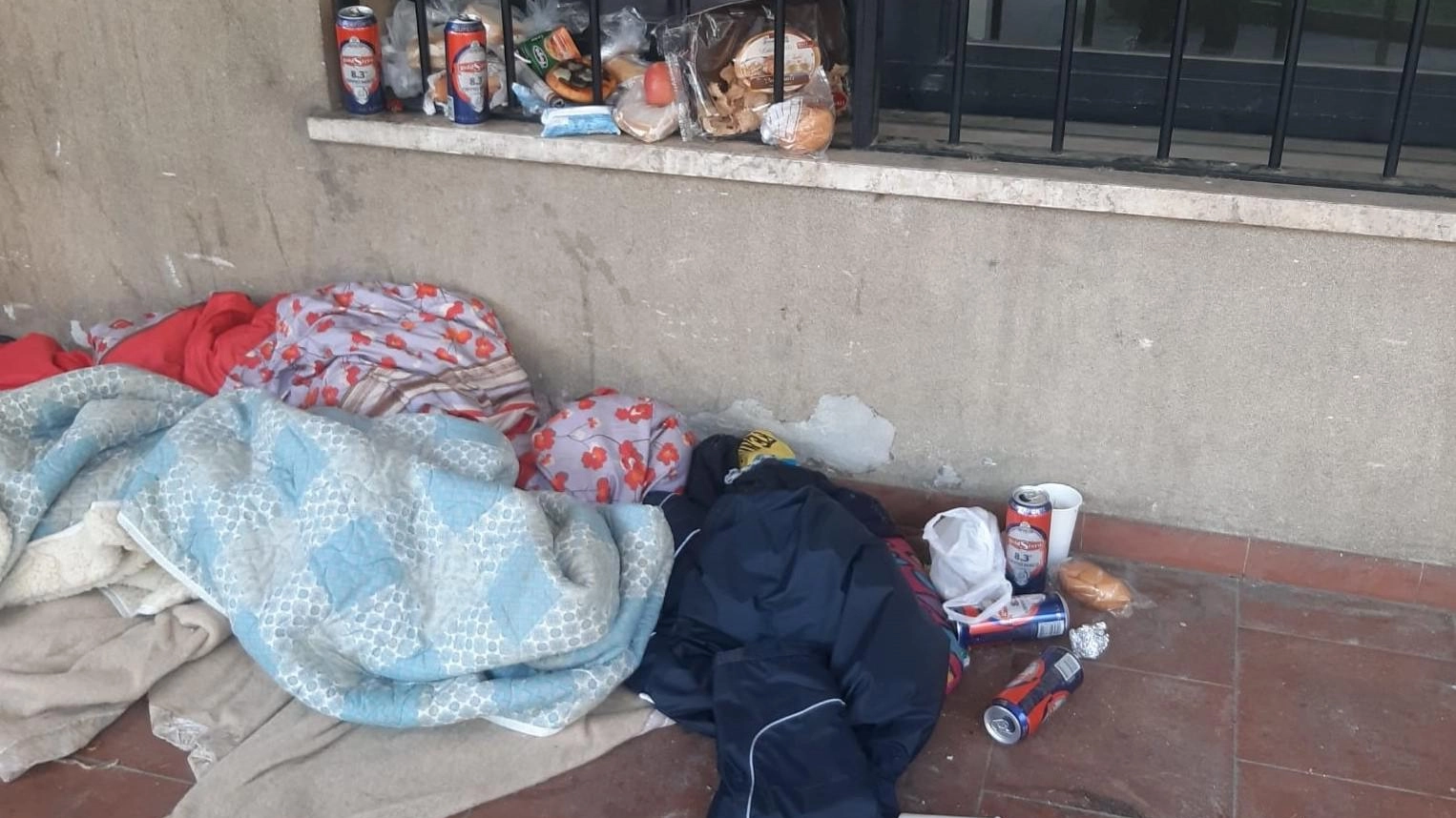 Tossici e ubriachi nel salotto buono "Viviamo fra siringhe e sporcizia" Tossici e ubriachi nel salotto buono "Viviamo fra siringhe e sporcizia"