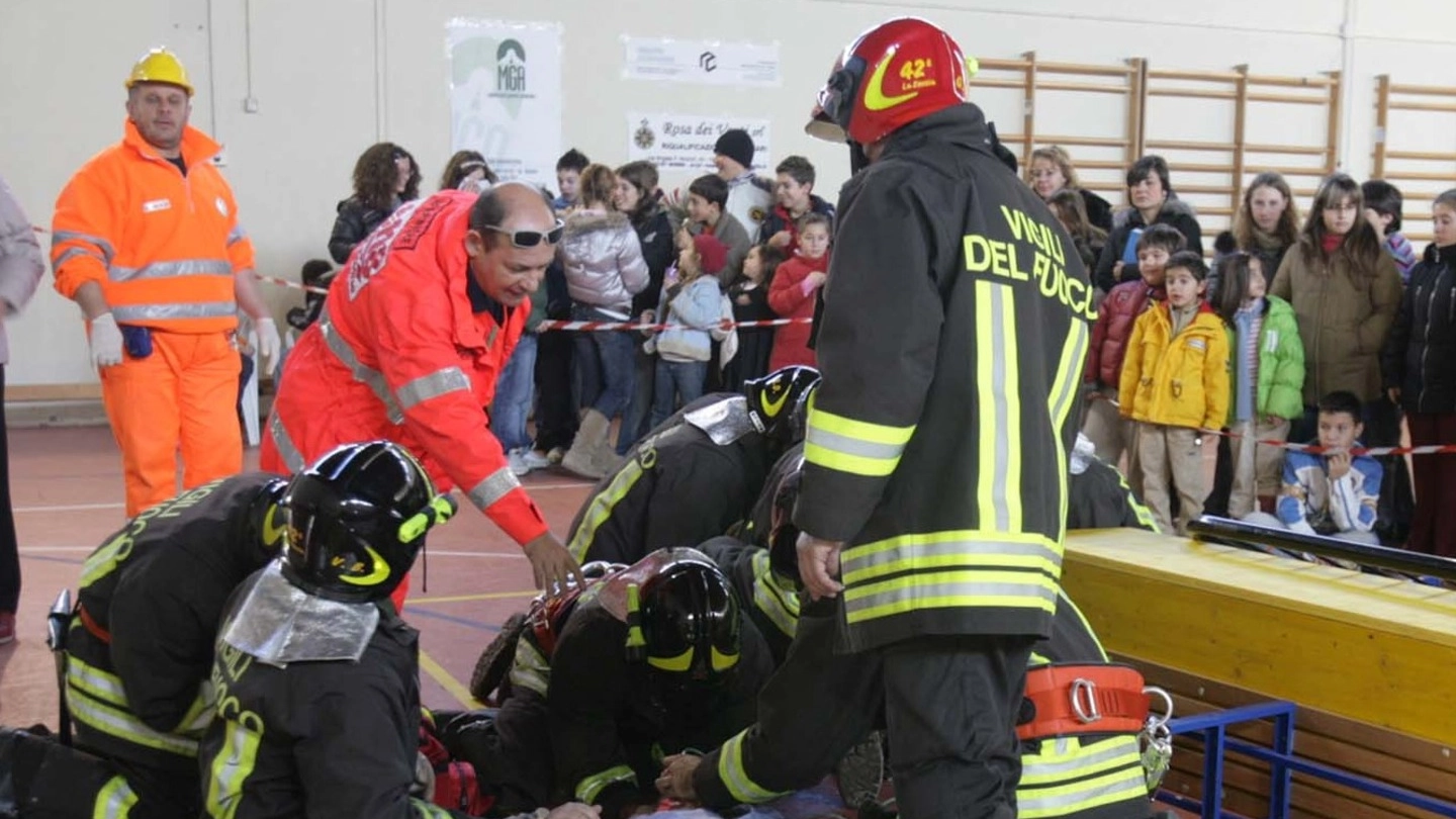 Esercitazione in una scuola con Protezione Civile e Vigili del fuoco per preparare gli studenti ad affrontare le emergenze