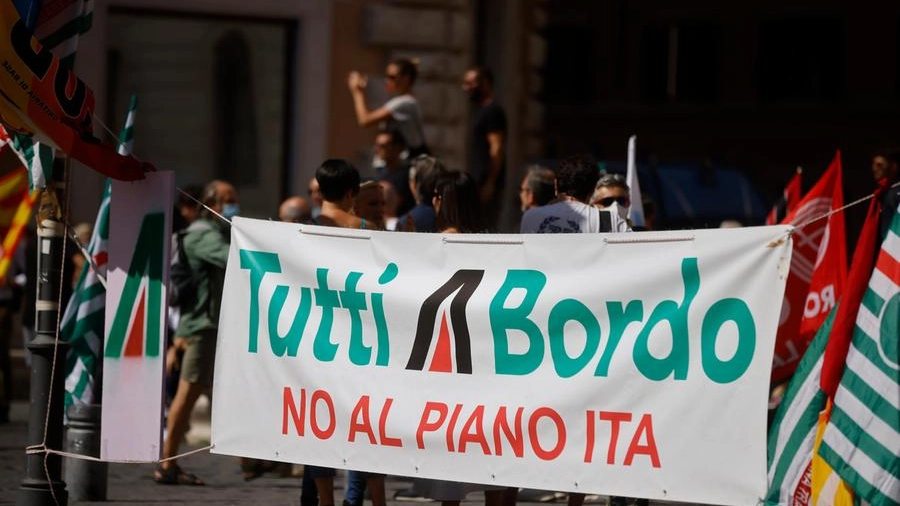 Manifestazione lavoratori Alitalia (Ansa)