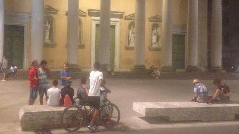 Giovani alle prese con "Pokemon Go" davanti al Duomo