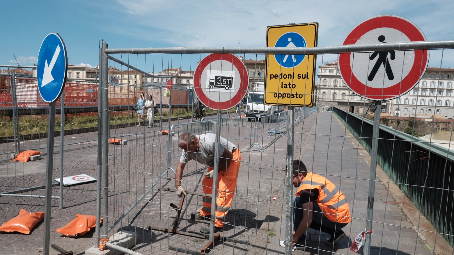 Lavori sul ponte Vespucci (foto Giuseppe Cabras/New Press Photo)