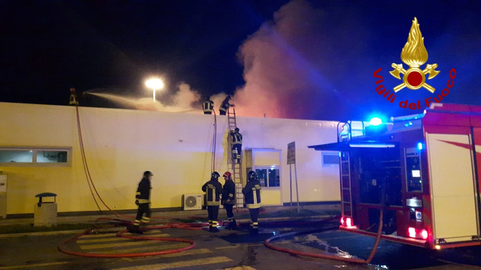 L'incendio nell'area di servizio