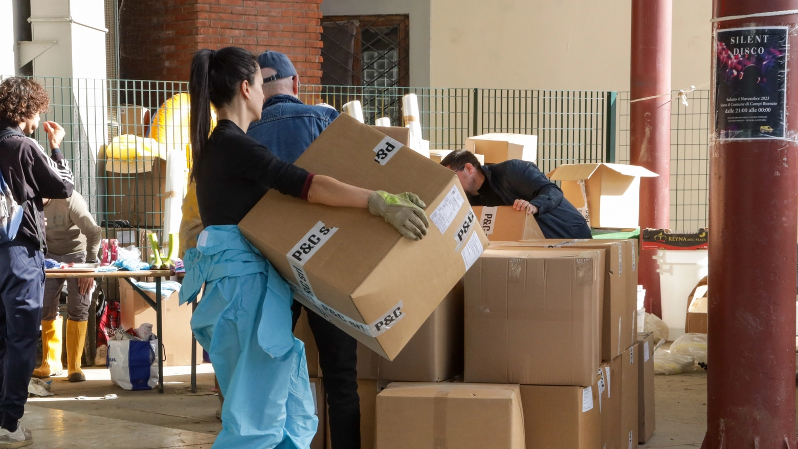 Volontari al lavoro nelle zone alluvionate Volontari al lavoro nelle zone alluvionate
