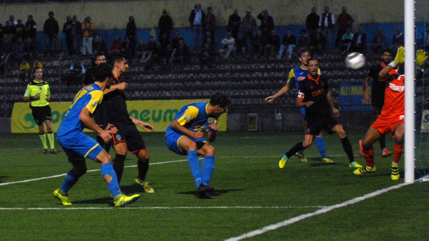 Carrarese-Renate 0-0, un'azione del match (Delia)