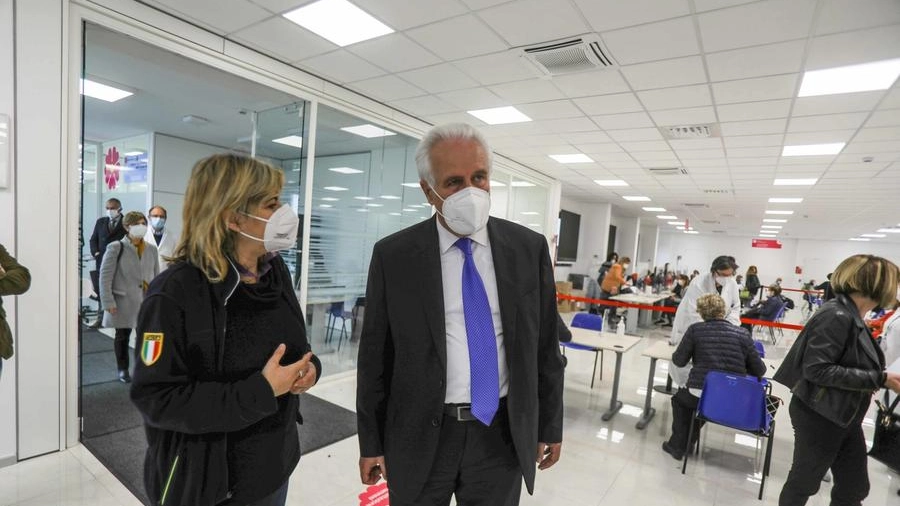 Il presidente della Toscana, Giani, al nuovo hub vaccinale di Empoli (Gasperini/Germogli)