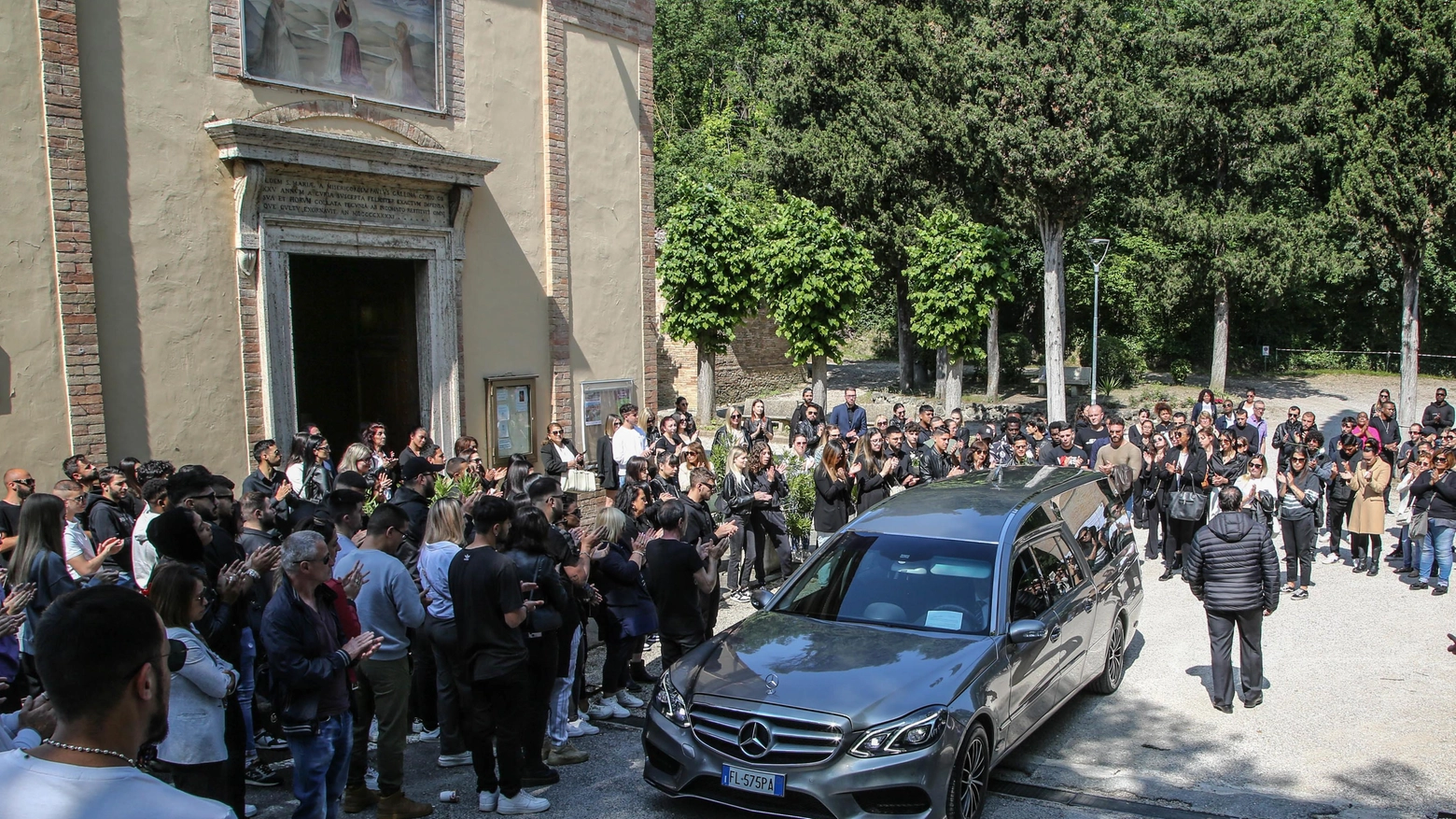 Commosso addio a Julio Una chiesa stracolma tra dolore e lacrime Commosso addio a Julio Una chiesa stracolma tra dolore e lacrime