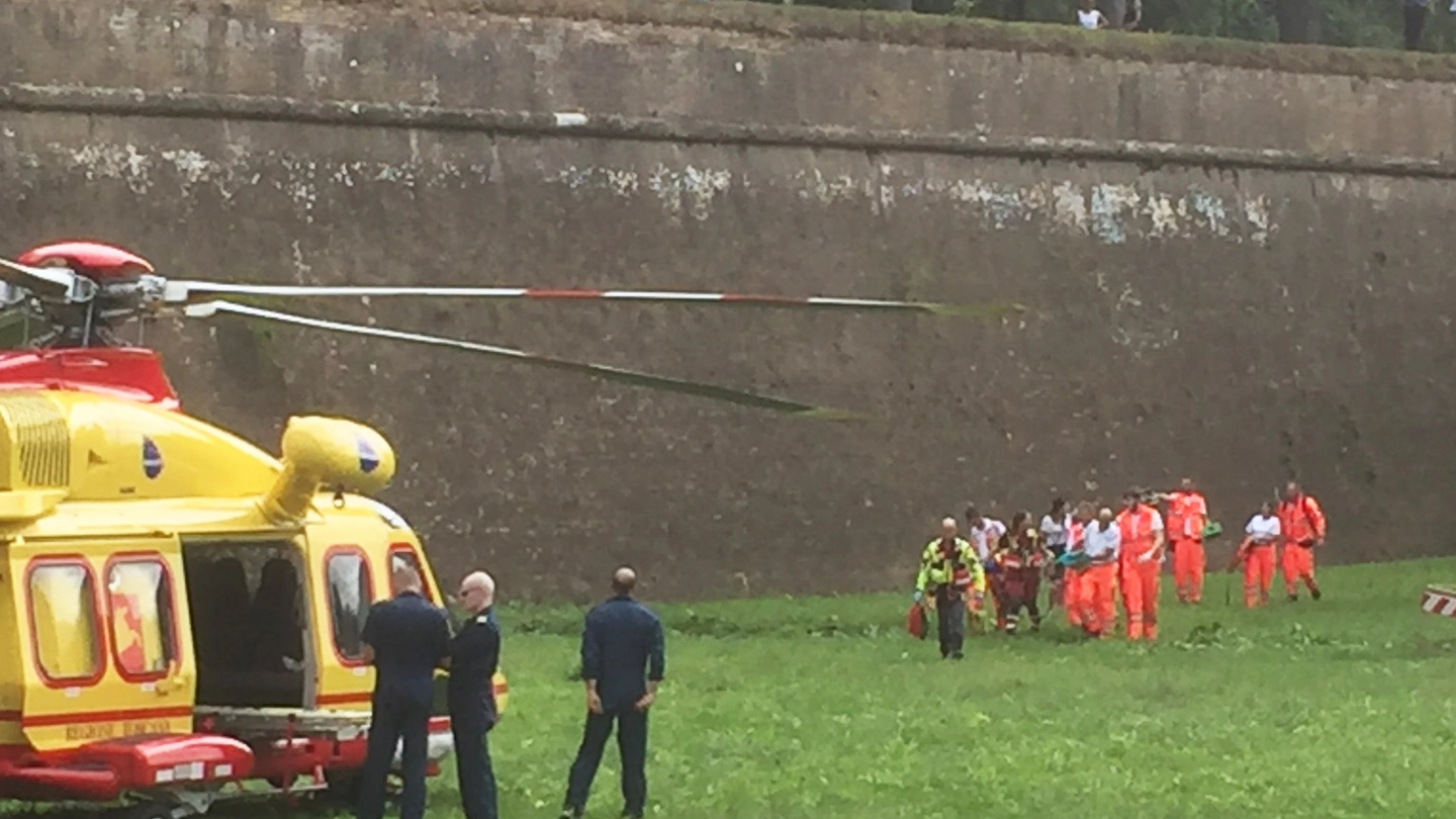 I soccorsi al bambino caduto dalle Mura di Lucca il 21 agosto (Alcide)