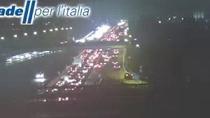 Caos in autostrada all'altezza di Sesto Fiorentino la sera di venerdì 21 dicembre
