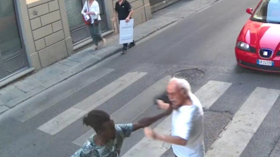 Anziano rapinato, tutti si voltano. La polizia ferma il balordo violento Anziano rapinato, tutti si voltano. La polizia ferma il balordo violento